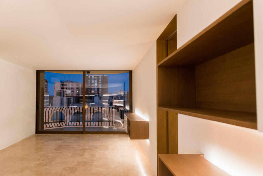 Iluminación vivienda- Luces led envolventes integradas e imperceptibles, emanan hueco superior e inferior. V18 albereda diseñado por Loriann